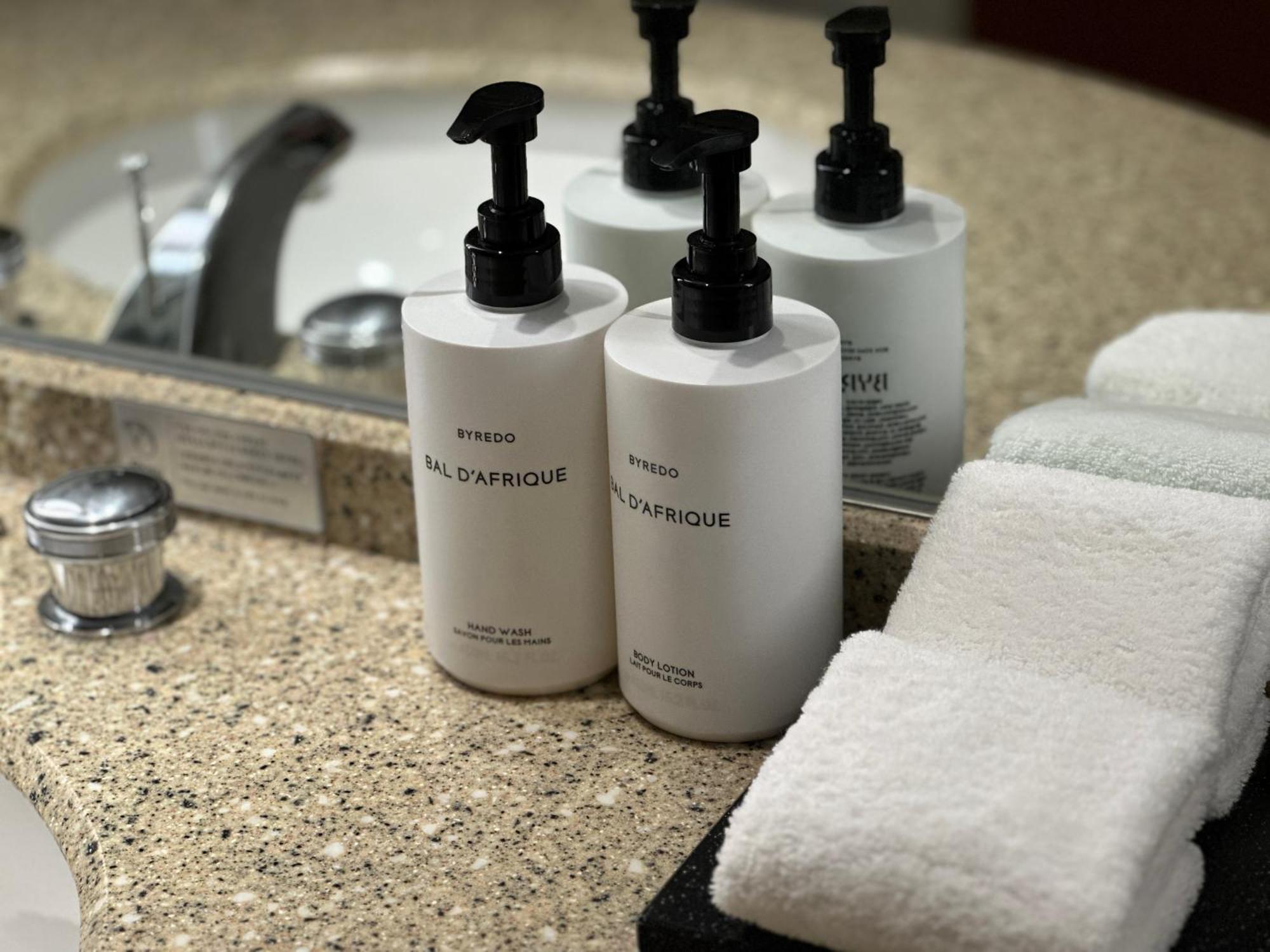 Intercontinental Seoul Coex, An Ihg Hotel Seul Exterior foto Soap and shampoo dispensers in a hotel bathroom